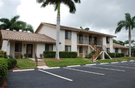 Court Of Palms condo building on Marco Island