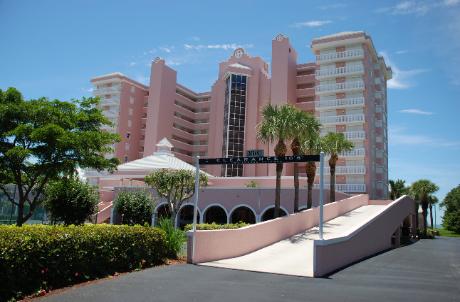 Plantation condo building on Marco Island