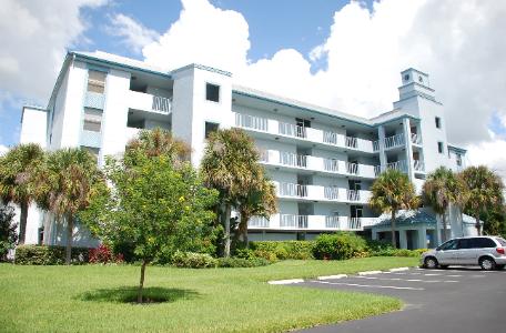 Stevens Landing condo building on Marco Island